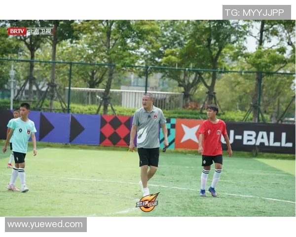 足球星扒客深度揭秘当红球星赛场拼搏与场外趣闻全景解析