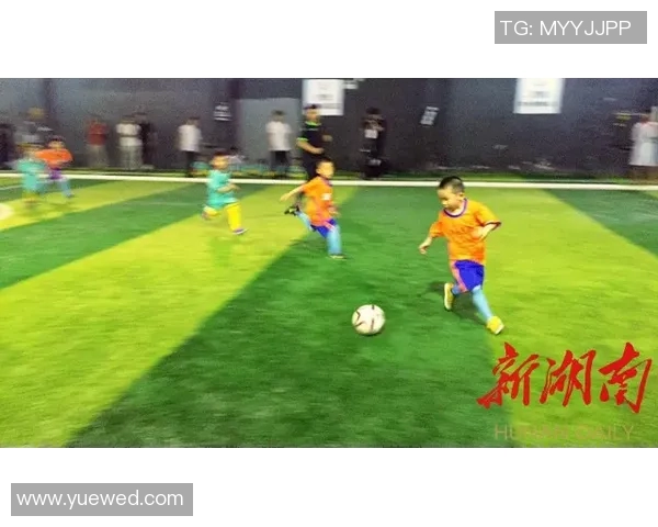 足球明星模仿秀：探索球场英雄背后的技术与魅力再现